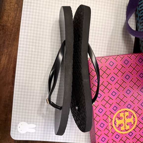 Tory Burch Classic Flip Flops - Black Gold Logo Sandals Size 9 - Like New! - Picture 9 of 14